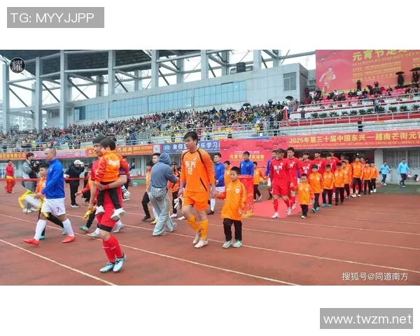 中港足球明星赛在义乌激情开赛球迷共襄盛举展现足球魅力与友谊 中港足球明星赛在义乌激情开赛球迷共襄盛举展现足球魅力与友谊