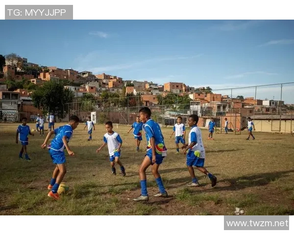 珍珠闪耀绿茵场足球明星的独特时尚魅力与风格解析 珍珠闪耀绿茵场足球明星的独特时尚魅力与风格解析