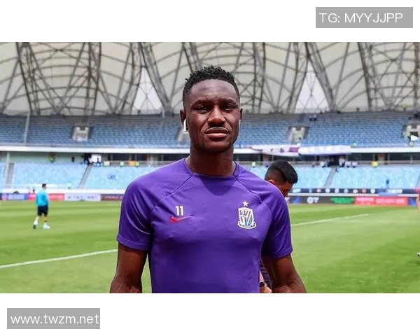 足球明星佩戴口罩展现帅气风范引发球迷热议与关注